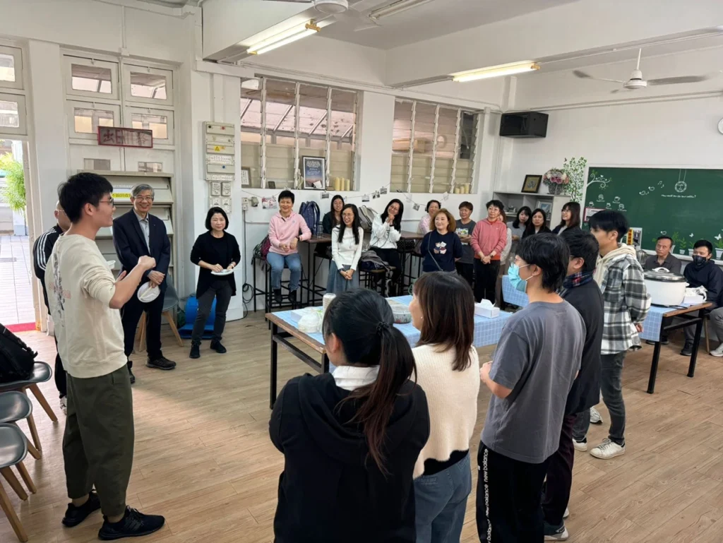 在伯神開學的數月，我最深刻的印象是這裏好像一個「大家庭」。不論我去到哪裡，同學及老師都總會向我表達關心與慰問。有時，當我...
