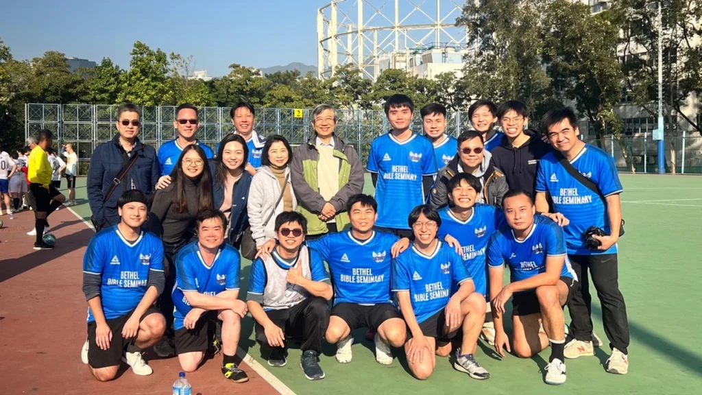 今次足球比賽，體驗到伯神同學的團結和可愛，踢波都不忘關心受傷的友隊同學，不分球技高低，志在享受同隊落場的樂趣。在隊長的策略下...