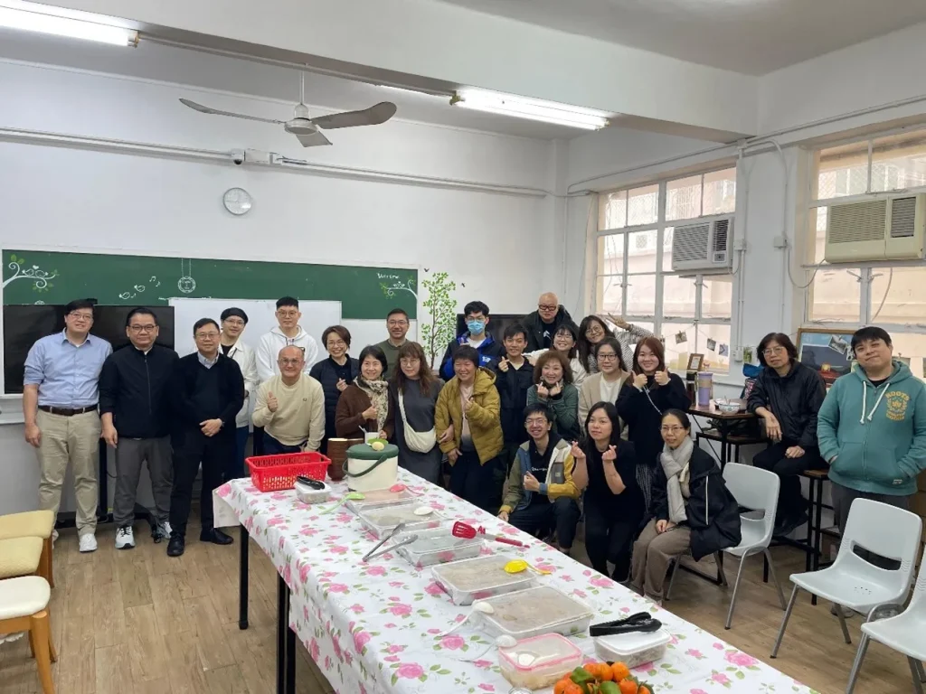 老師與同學彼此分享近況，在交談中聆聽、理解，也在簡單的相聚裡感受同行的力量。