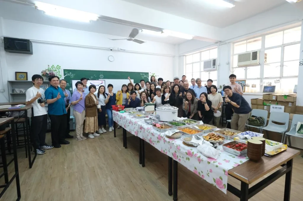 滿桌美食，溫暖人心；老師分享生命故事，大家細心聆聽。這不單是...